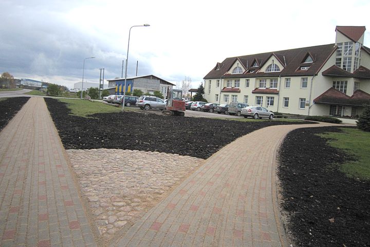 Smārdē beidz rekonstruēt gājēju celiņu pie novada domes