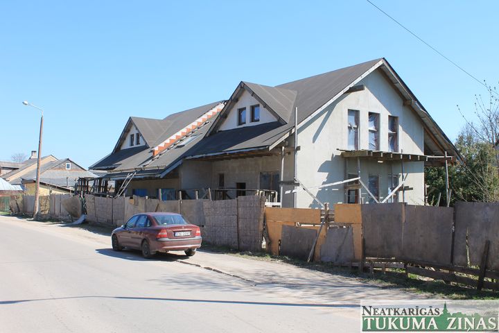 Kas notiek ar divām pamestām ēkām Spartaka ielā?