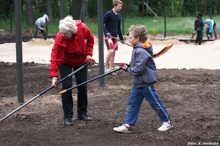 Ķesterciemnieki talko topošajā sporta laukumā /FOTO/