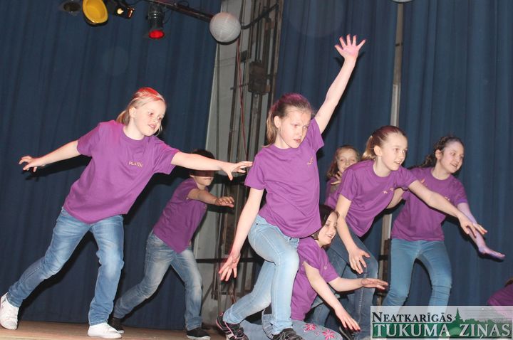 «Kustību festivālā» Jaunpilī – 1000 dejotāju /FOTO/