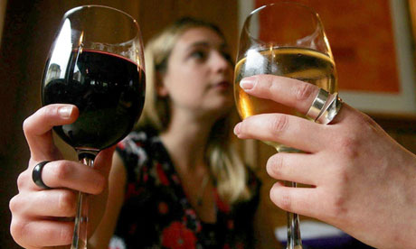 Lai mazinātu mirstību no alkohola, aicina palielināt tā cenu un ierobežot reklāmu