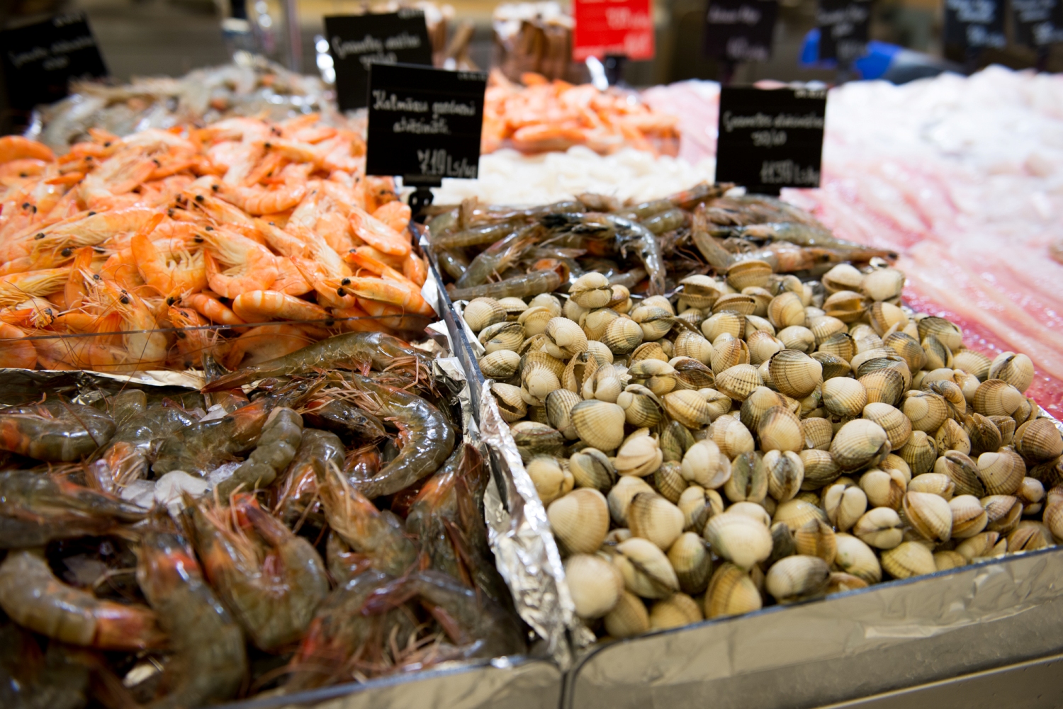 Latvijas iedzīvotāju iecienītākā zivs – lasis,  bet no jūras veltēm – garneles un kalmāri