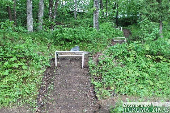 Līdz kapavietai – rāpus!