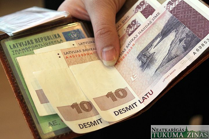 Lietuvietis Tumē policistam dod “kukuli” – 50 litus