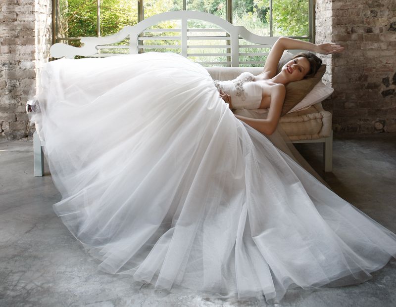 Mežģīnes, kristāli un lentītes – kāzu kleitu modes skatē