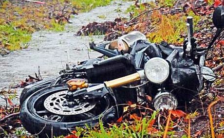 Motocikliste, šķērsojot Viesatu upīti, iebrauc grāvī