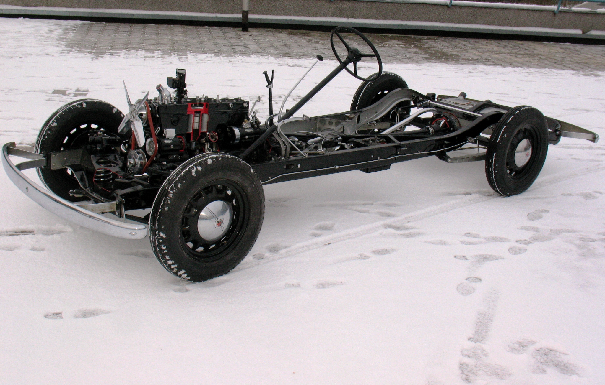 Motormuzejā apskatāms unikāls mācību materiāls – «Oldsmobile» demonstrācijas šasija