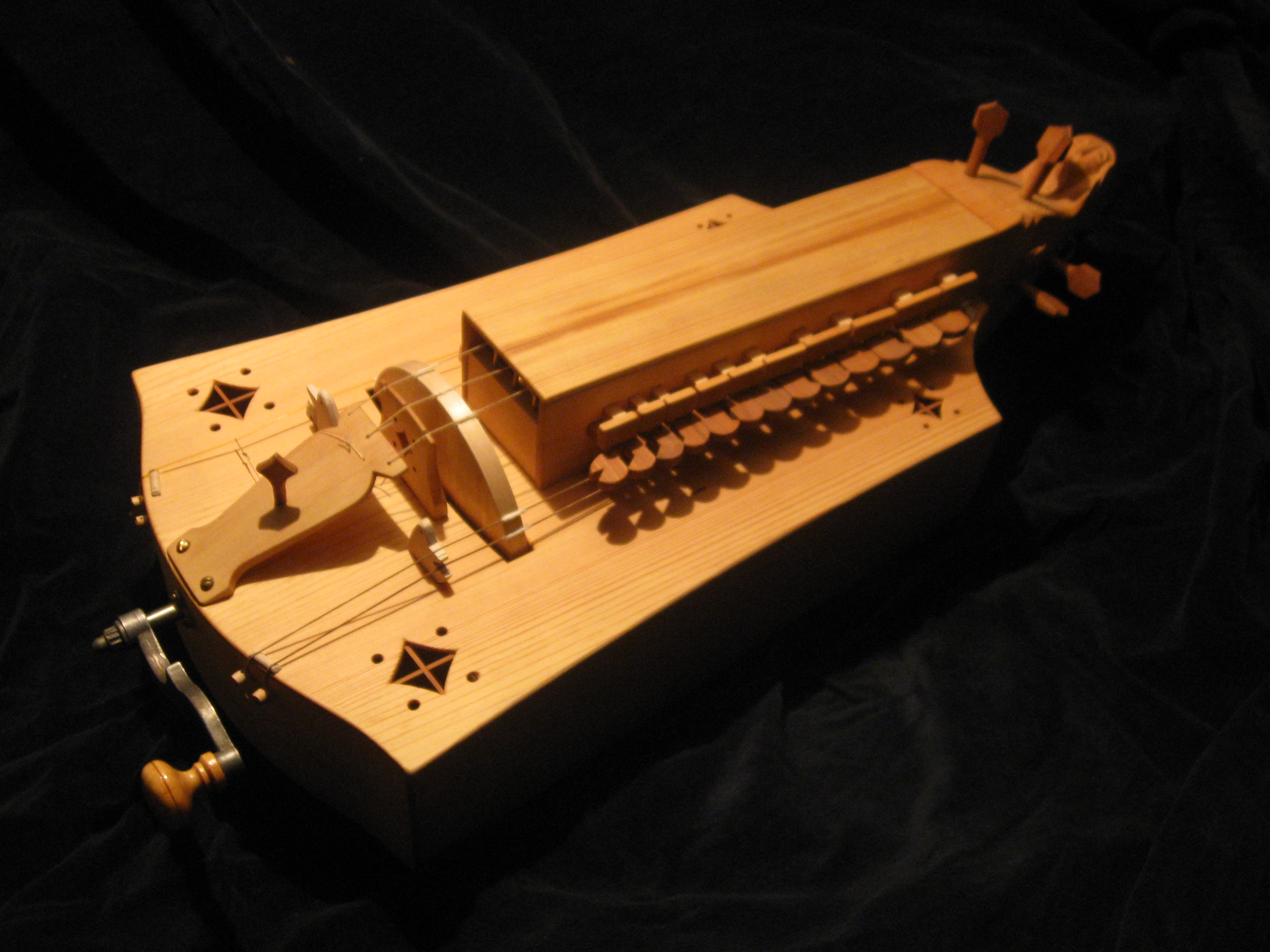 Mūzikas akadēmijā demonstrēs Latvijā gatavotu rata liru