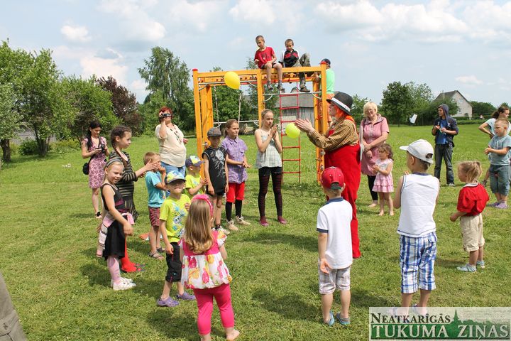 Ozolniekos jauns bērnu rotaļlaukums