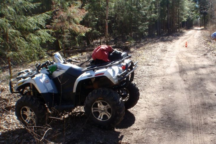 Kvadricikla vadītājs gūst smagus miesas bojājumus