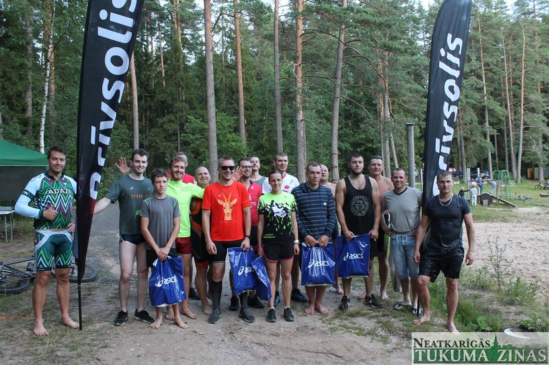 Peld, skrien un minas Melnezerā