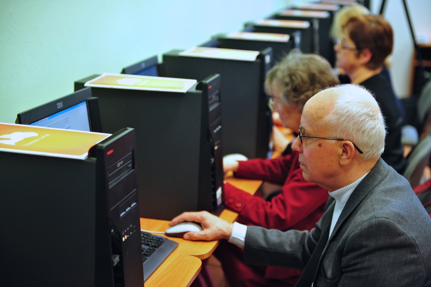 «Pieslēdzies, Latvija!» senioriem nodrošinās bezmaksas datorapmācības ar iespēju saņemt sertifikātu