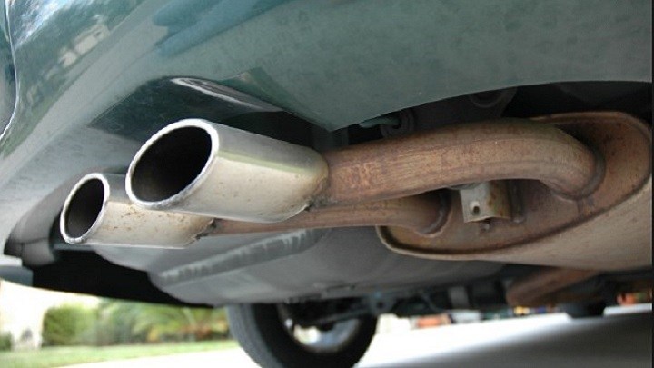 Pilsētas centrā aizdegas auto