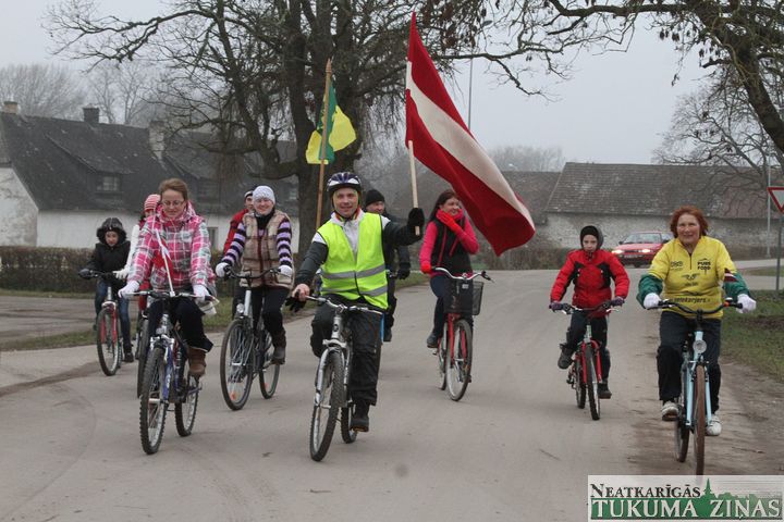 Pūrē valsts svētkos uz divriteņiem