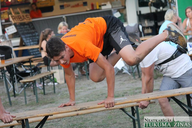 Ragaciemā norisinājies sporta festivāls bērniem un čempionāts spiešanā guļus