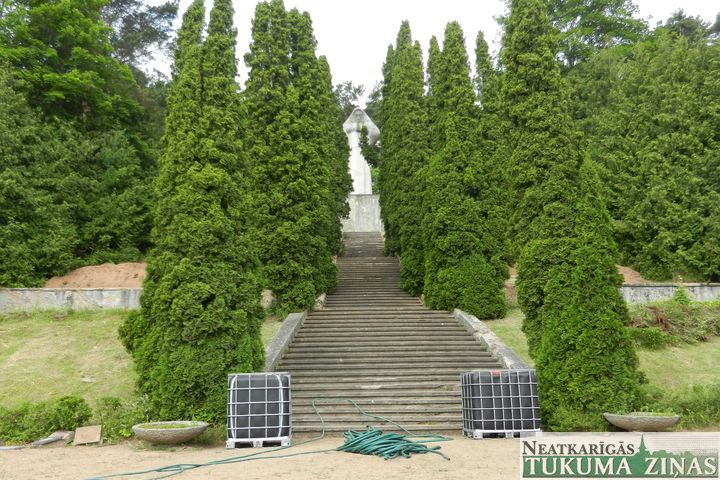 Rekonstruē piemiņas vietu Kalna Kapos