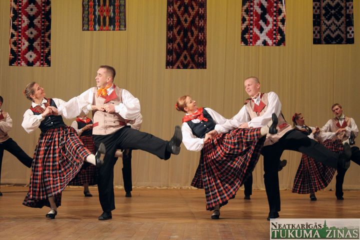 “Ritums” ar draugiem dejo labdarībai