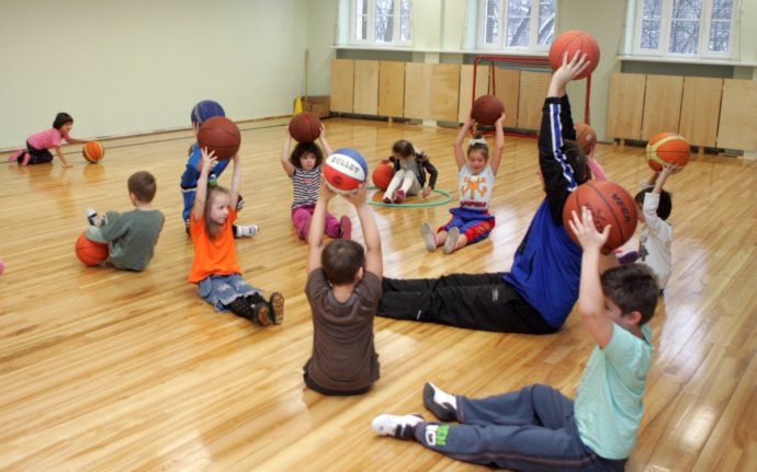 Sākumskolā sporta nodarbībām vajadzētu būt katru dienu