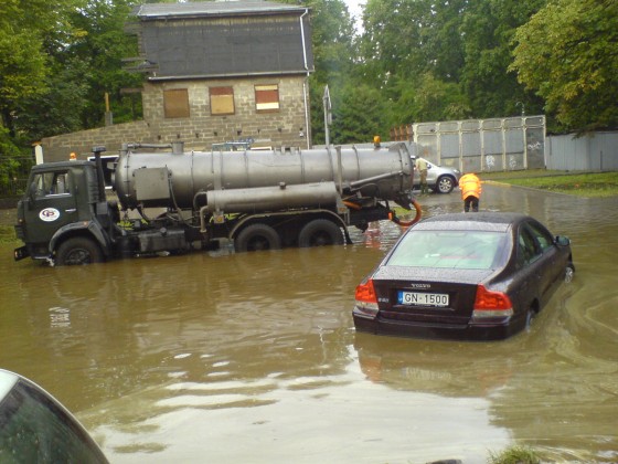 Siguļos izveido aizsargvalni, lai pasargātu no plūdiem