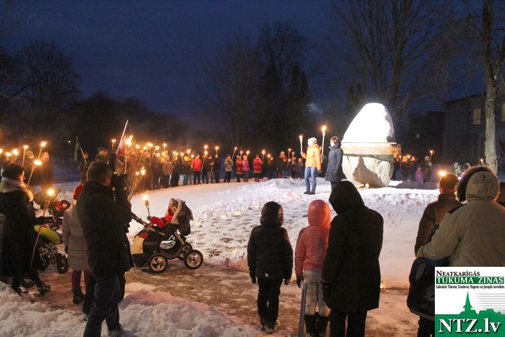 Slampē Lāčplēša dienas lāpu gājiens