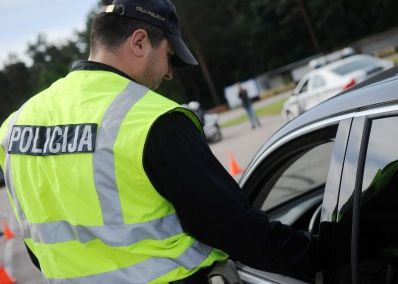 Smārdes pagastā, pārsniedzot ātrumu, aizturēts 20 eiro kukuļdevējs