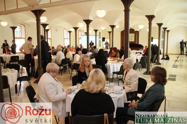 Rožu svētki sākušies ar Lūgšanu brokastīm Jaunmoku pilī /FOTO