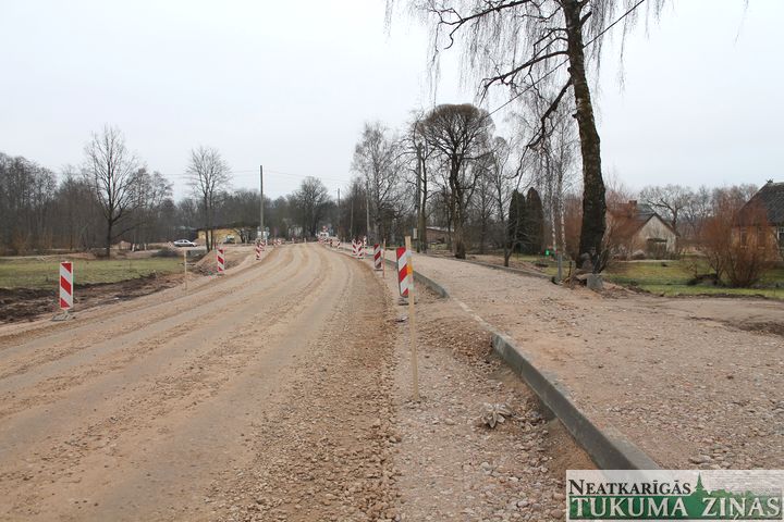 Stacijas ielā Tukumā iedzīvotāji lauž savus transportlīdzekļus