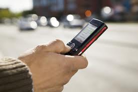 Trešdaļa Latvijas iedzīvotāju atzinušies mīlestībā pa mobilo tālruni