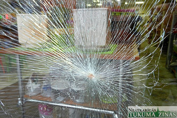 Tukumā aplaupa māju un pusaudzi, Kandavā – veikalu