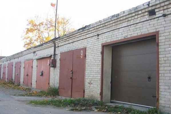 Tukumā auto nejauši pret garāžas durvīm “saspiež” cilvēku