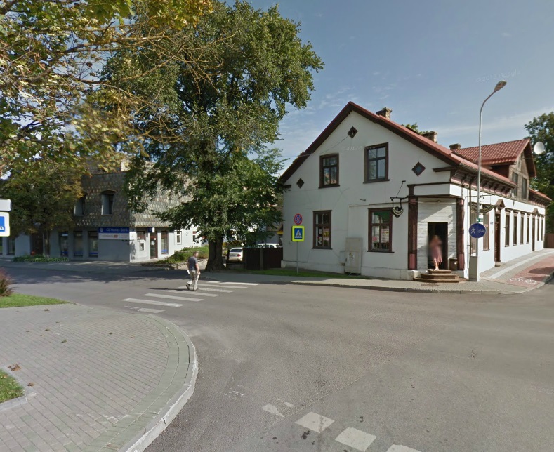 Tukumā sieviete ar auto notriec bērnu un aizbrauc /papildināts/