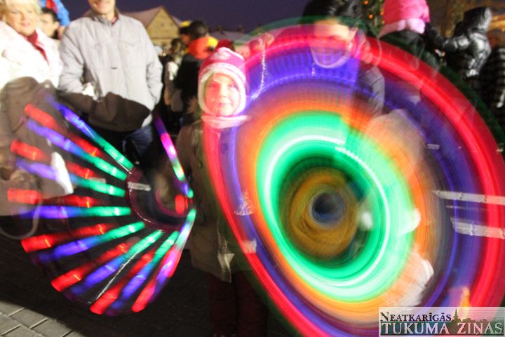 Tukumā iedegta Ziemassvētku egle