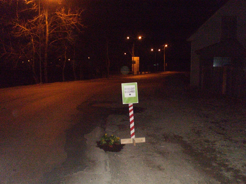 Tukuma ielās šorīt uzziedējušas bedres /FOTO/