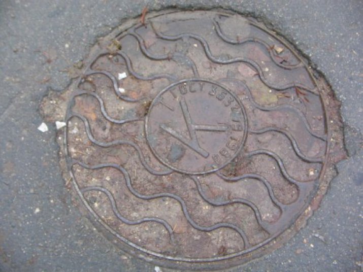 Tukumā izglābj akā iekritušu suni