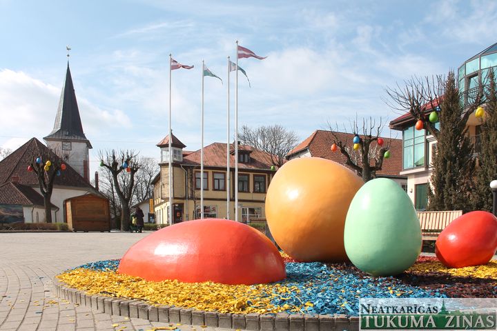 Tukumā kokiem veido vainagus un uzstāda Lieldienu rotājumus