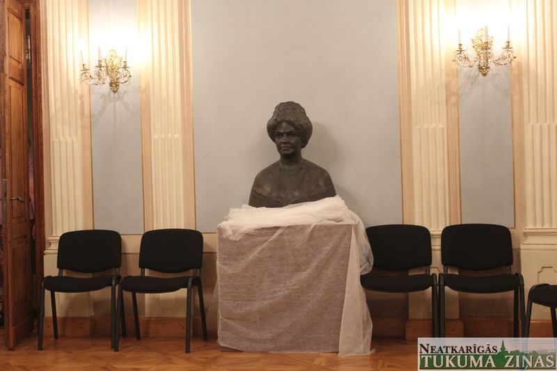 Tukuma muzejam dāvina Aspazijas krūšutēlu