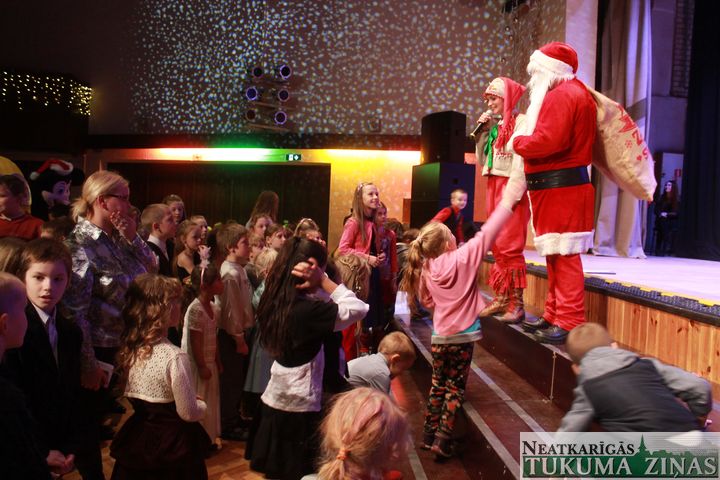 Tukuma novada sociālais dienests iepriecina teju 240 Tukuma un pagastu bērnus /FOTO/