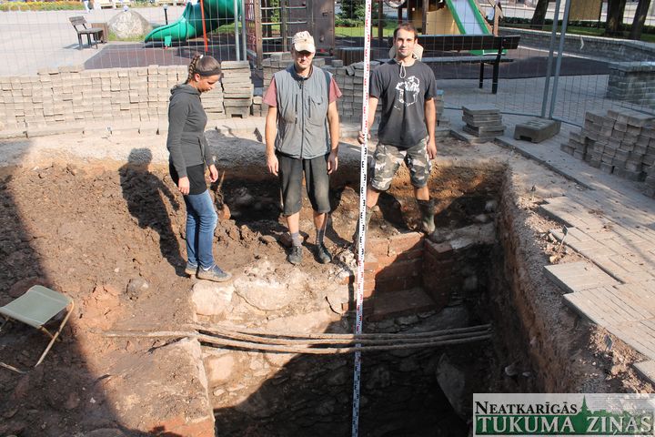 Tukuma Pils torņa priekšā kādreiz bijusi ēka
