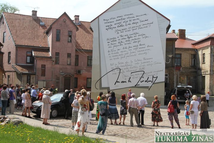 Tukumā svinīgi atklāj Imanta Ziedoņa sienu