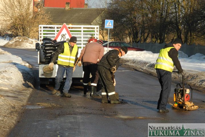 Tukumā vienas bedres aizber, citas – rodas