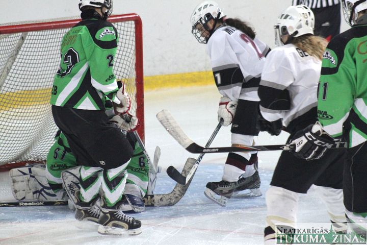 Tukuma zēni Latvijas izlasei māca hokeju spēlēt