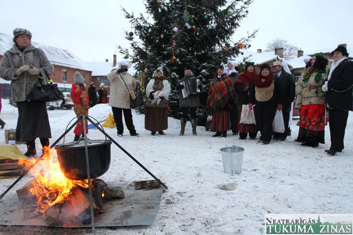 Tukumnieki rotā Katrīnas laukuma svētku egli
