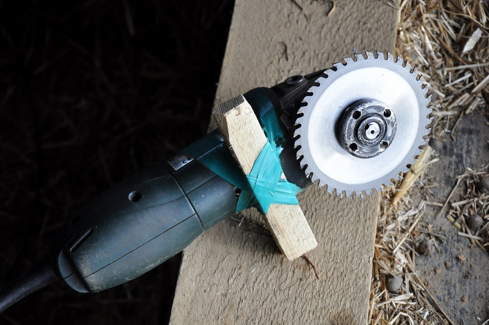 Tumē, sienā izzāģējot caurumu, apzagts dzīvoklis tūkstoš latu apmērā