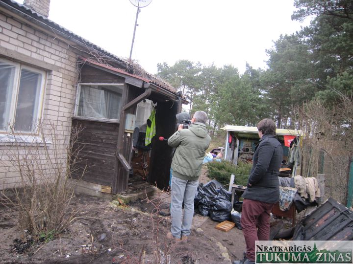 Ugunsgrēka dēļ no mājas Lapmežciemā evakuē 10 cilvēkus /papildināts/