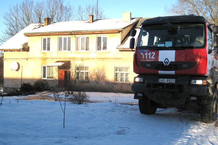 Vecmokās izdeg dzīvoklis; māju izdodas glābt /FOTO/