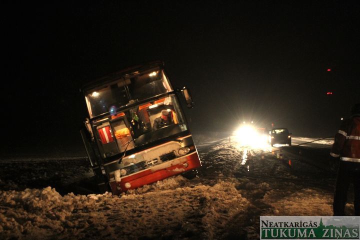 Uz Rīga-Ventspils šosejas apgāžas autobuss ar skolēniem /FOTO/