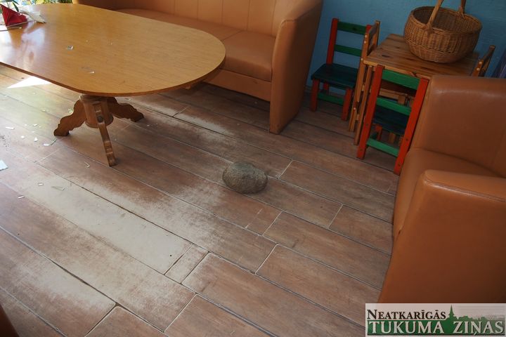 Kandavā kafejnīcā izsit logu