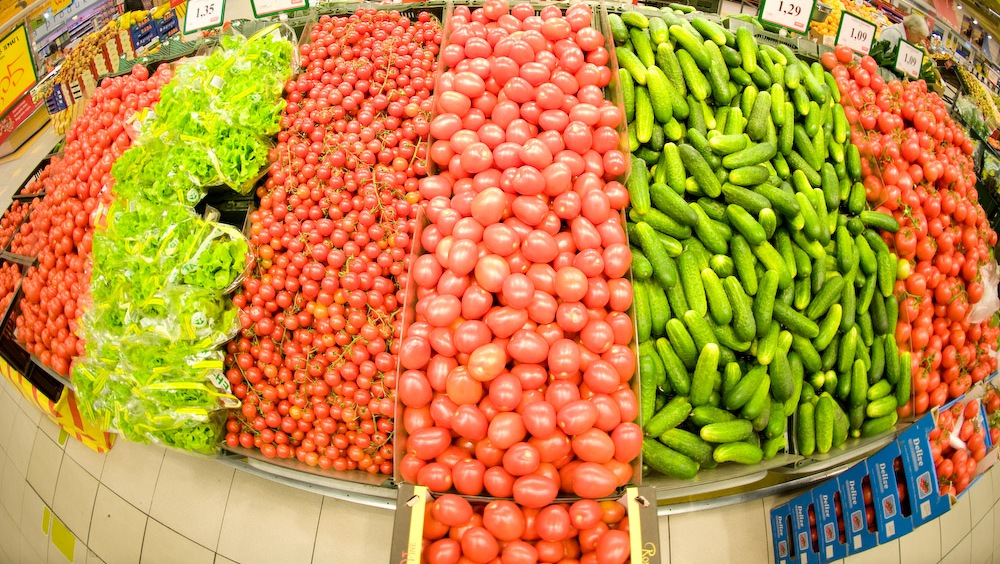 Veikalos sāks tirgot pirmo Latvijā audzēto salātu ražu