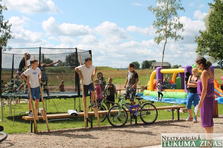 Viesatās svin pagasta svētkus /FOTO/