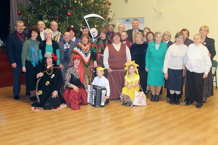 Viesatu pensionāri lustīgi svin Ziemassvētkus